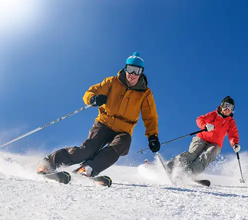 foto van koppel dat aan het skiën is in openlucht
