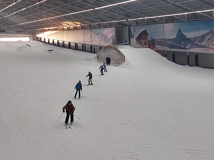 foto van skiërs op indoorbaan aspen