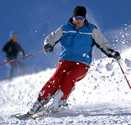 foto van een skiër in open lucht